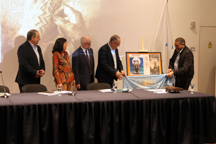 En el marco del lanzamiento del Día del Patrimonio 2026, que este año se realizará el sábado 3 y el domingo 4 de octubre, bajo la consigna: «Raíces indígenas: pasado, presente y futuro», Correo Uruguayo presentó un sello conmemorativo en adhesión a esta tradicional celebración.