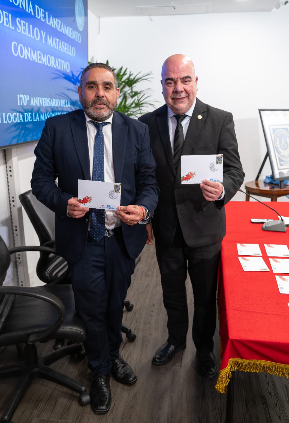 Correo Uruguayo realizó el lanzamiento de un sello personalizado en conmemoración de los 170 años de la Gran Logia de la Masonería del Uruguay.
