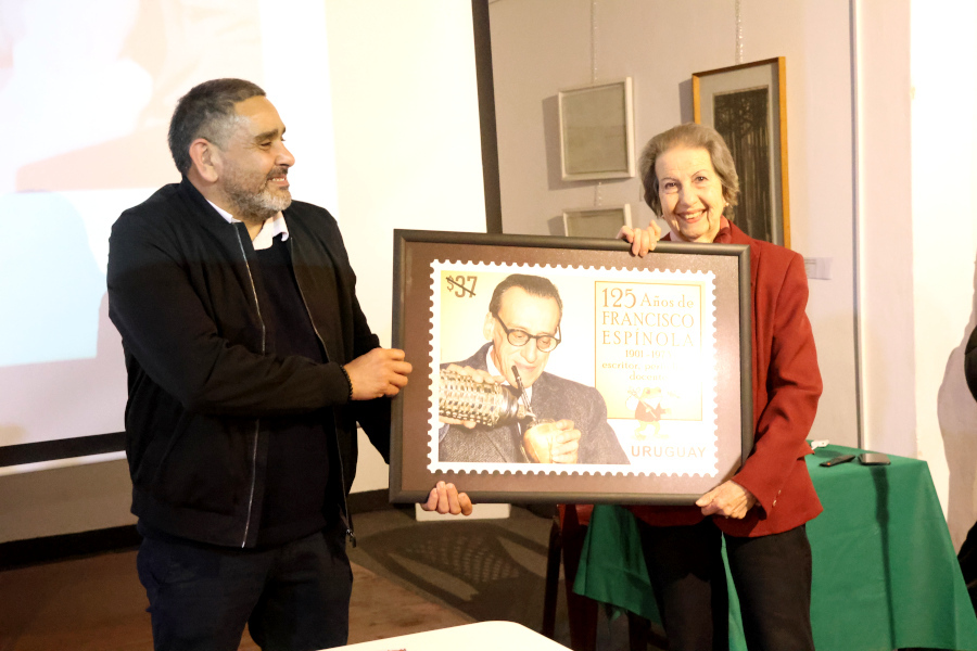 En la ciudad de San José de Mayo Correo Uruguayo realizó el lanzamiento del sello conmemorativo por los 125 años del nacimiento del escritor Francisco “Paco” Espínola