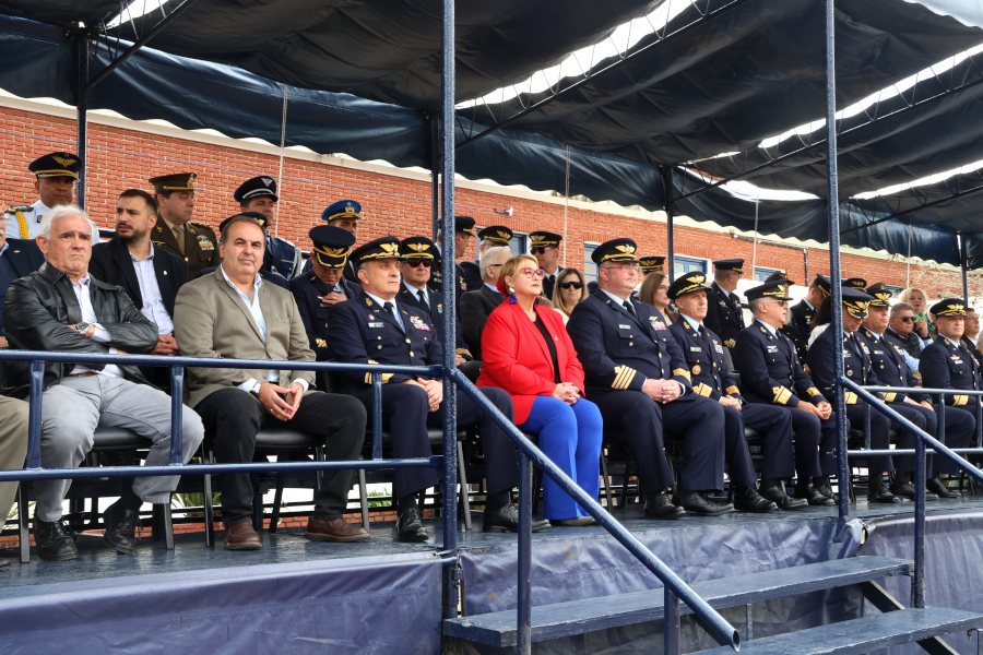 Con la presencia de la ministra de Defensa Nacional Correo Uruguayo realizó el Lanzamiento de un sello conmemorativo por los 80 años de la Escuela Técnica de Aeronáutica.