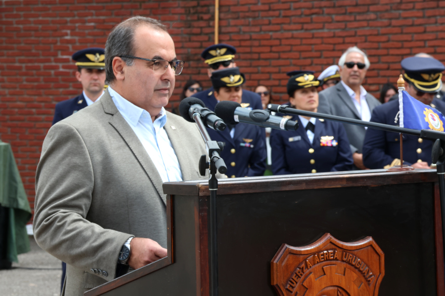 Con la presencia de la ministra de Defensa Nacional Correo Uruguayo realizó el Lanzamiento de un sello conmemorativo por los 80 años de la Escuela Técnica de Aeronáutica.
