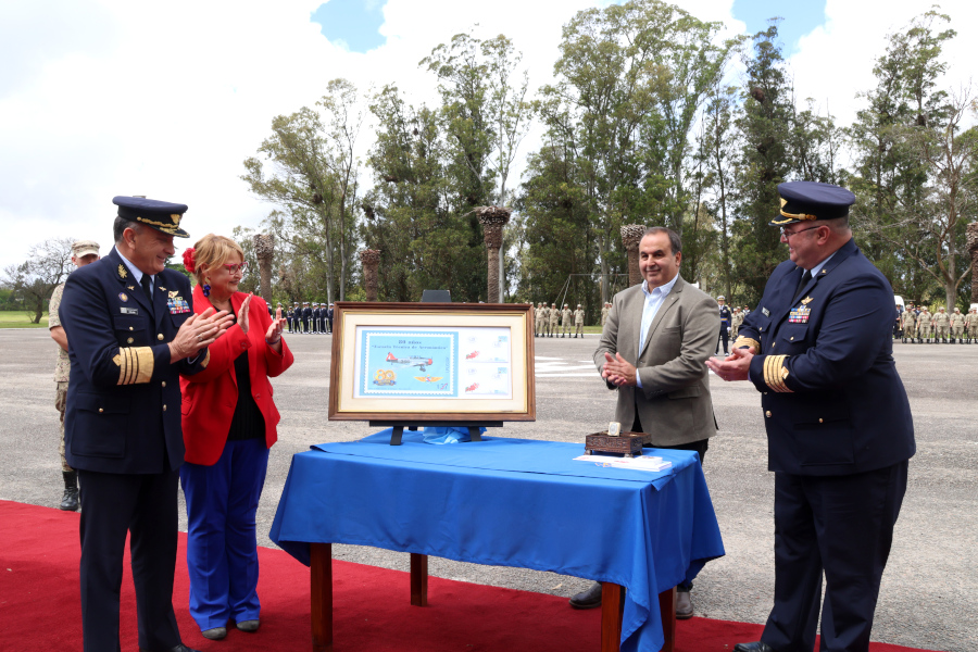 Con la presencia de la ministra de Defensa Nacional Correo Uruguayo realizó el Lanzamiento de un sello conmemorativo por los 80 años de la Escuela Técnica de Aeronáutica.