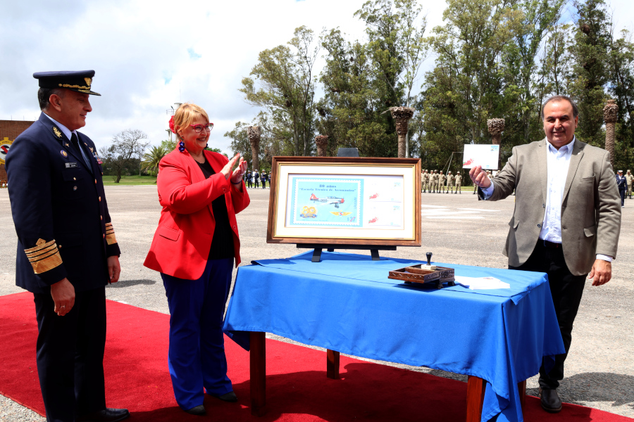 Con la presencia de la ministra de Defensa Nacional Correo Uruguayo realizó el Lanzamiento de un sello conmemorativo por los 80 años de la Escuela Técnica de Aeronáutica.