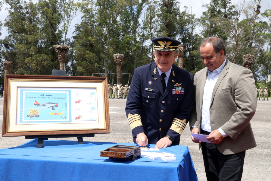 Con la presencia de la ministra de Defensa Nacional Correo Uruguayo realizó el Lanzamiento de un sello conmemorativo por los 80 años de la Escuela Técnica de Aeronáutica.