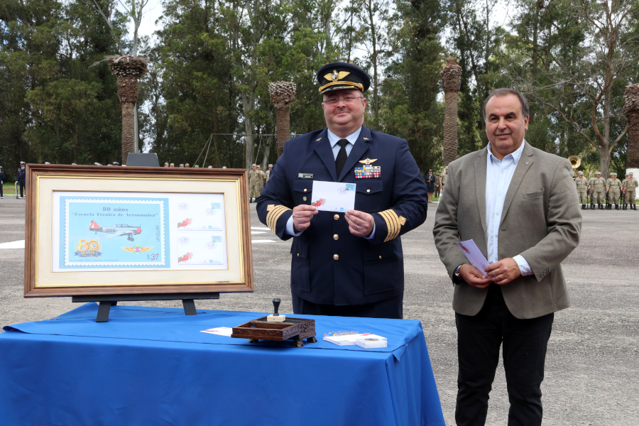 Con la presencia de la ministra de Defensa Nacional Correo Uruguayo realizó el Lanzamiento de un sello conmemorativo por los 80 años de la Escuela Técnica de Aeronáutica.