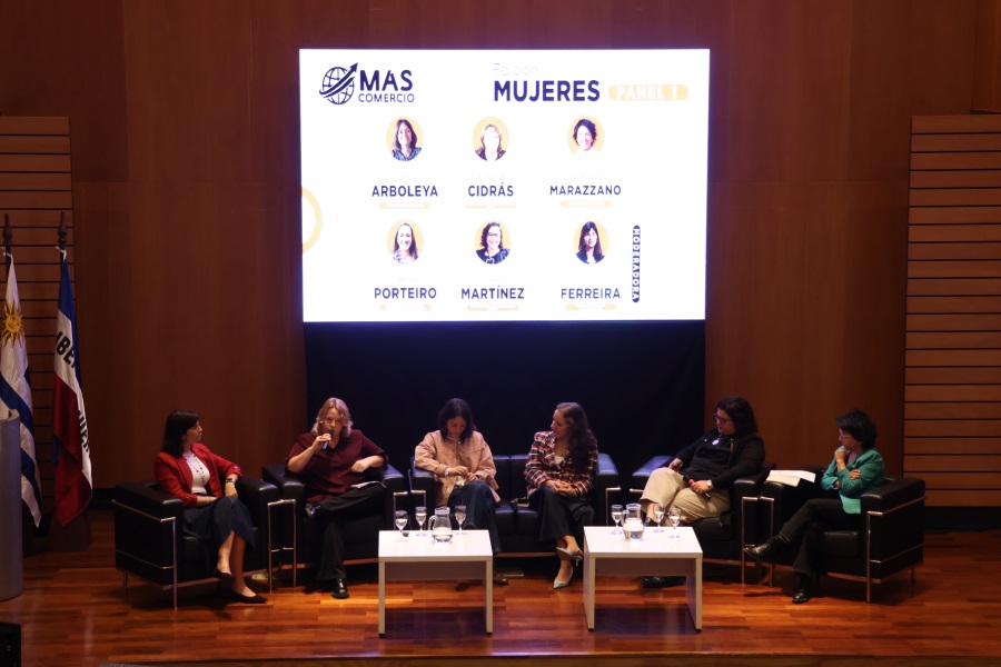 La primera edición, dedicada a las mujeres del programa Más Comercio, se realizó en el auditorio del Edificio Anexo de Presidencia, organizada por Uruguay XXI y coorganizada por Correo Uruguayo entre otras instituciones públicas y privadas. La jornada ofreció a las participantes herramientas para exportar, así como orientación y apoyo institucional, y la experiencia de mujeres que han abierto nuevos mercados para sus productos y servicios.