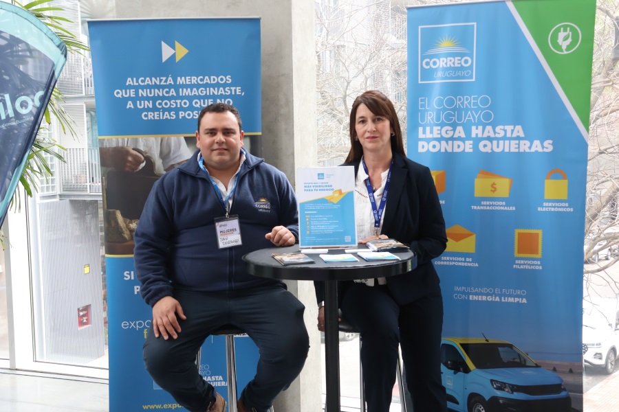 La primera edición, dedicada a las mujeres del programa Más Comercio, se realizó en el auditorio del Edificio Anexo de Presidencia, organizada por Uruguay XXI y coorganizada por Correo Uruguayo entre otras instituciones públicas y privadas. La jornada ofreció a las participantes herramientas para exportar, así como orientación y apoyo institucional, y la experiencia de mujeres que han abierto nuevos mercados para sus productos y servicios.