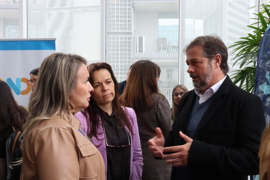 La primera edición, dedicada a las mujeres del programa Más Comercio, se realizó en el auditorio del Edificio Anexo de Presidencia, organizada por Uruguay XXI y coorganizada por Correo Uruguayo entre otras instituciones públicas y privadas. La jornada ofreció a las participantes herramientas para exportar, así como orientación y apoyo institucional, y la experiencia de mujeres que han abierto nuevos mercados para sus productos y servicios.