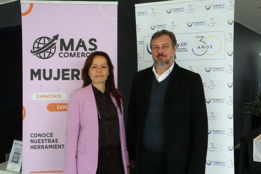 La primera edición, dedicada a las mujeres del programa Más Comercio, se realizó en el auditorio del Edificio Anexo de Presidencia, organizada por Uruguay XXI y coorganizada por Correo Uruguayo entre otras instituciones públicas y privadas. La jornada ofreció a las participantes herramientas para exportar, así como orientación y apoyo institucional, y la experiencia de mujeres que han abierto nuevos mercados para sus productos y servicios.