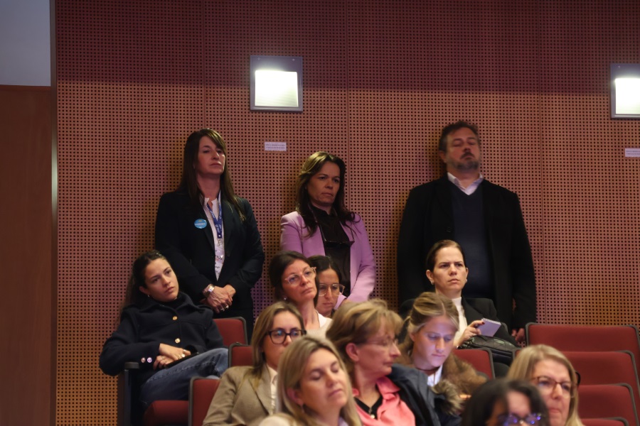 La primera edición, dedicada a las mujeres del programa Más Comercio, se realizó en el auditorio del Edificio Anexo de Presidencia, organizada por Uruguay XXI y coorganizada por Correo Uruguayo entre otras instituciones públicas y privadas. La jornada ofreció a las participantes herramientas para exportar, así como orientación y apoyo institucional, y la experiencia de mujeres que han abierto nuevos mercados para sus productos y servicios.