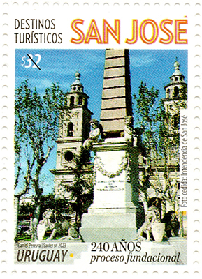 Monumento de la Pirámide de La Paz de Abril en la Plaza de los Treinta y Tres Orientales de San José
