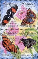 El sello está dividido en cuatro partes, en el fondo se dibujan unas flores rosadas, en cada recuadro hay una mariposa diferente. Está la Cuatro Ojos, la Almendra, la Reina Rayada y la Viuda del Monte.