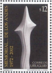 Foto de escultura abstracta. Texto cita: Memorial... de los Andes 1972-2002.