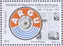 Logo de la Argu, de fondo ilustración de diario impreso.