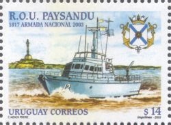 Ilustración de barco de la Armada en el agua, detrás un faro amarillo, el escudo de la Armada Nacional al lado.