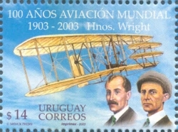 Ilustración de una avioneta antigua, que vuela en el cielo celeste, en la parte inferior los rostros de los hermanos Wright.