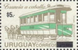 Ilustración de tranvía en tonos verdes, tirado por caballos.