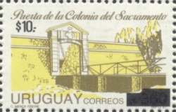 Ilustración en tonos amarillo y blanco de la Puerta de Colonia del Sacramento.