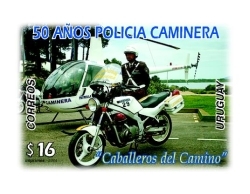 Fotografía de Policía, en moto policial y helicóptero policial detrás. Debajo leyenda que dice: 