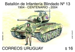 Ilustración de tanque liviano modelo 24 junto a soldado