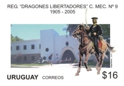 Fotografía de Regimiento de Caballería Mecanizada N° 9, sobre la foto se solapa la ilustración de un soldado cabalgando.