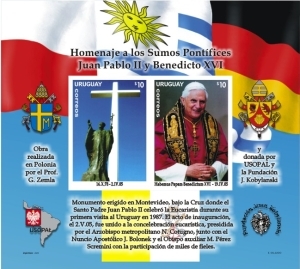 Imagen de banderas de Polonia, Uruguay, Alemania y Vaticano. En el centro dos fotografías: monumento de Bulevar Artigas que reproduce la imagen de S. S. Juan Pablo II.  Y la de S.S. Benedicto XVI.