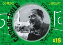 Fotografía de Carlos Solé en blanco y negro enmarcada de forma circular en la ilustración de una cancha de fútbol. Alrededor del círculo se expresa: Carlos Sole, Patrimonio Nacional.