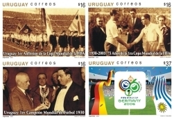 Cuatro recuadros: en los primeros dos hay fotografías de encuentros entre la selección de Uruguay y la de Alemania en tono sepia. En la tercera hay una fotografía de un momento de Uruguay 1er Campeón Mundial de Fútbol recibiendo la copa. En el último hay una ilustración de un estadio de fútbol con dos banderas, una de Alemania y la otra de Uruguay estiradas hacia el fondo, a lo largo. En el medio de ambas banderas está el logo del Mundial Alemania 2006.