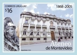 Fotografía de edificio y escultura del Ateneo de Montevideo.