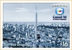 Imagen de antena canal 10 en tonos azules, se ve la ciudad que rodea la antena desde arriba.