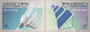 Se ilustran lámparas de bajo consumo enfiladas y paneles solares enfilados. El fondo es de colores verdes metalizados, con toques de azul y fucsia que se desarrollan sobre una textura de hexágonos.