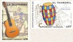 La imagen se divide en dos recuadros. En el primero, de orientación vertical, se ilustra una guitarra que se ubica sobre un fondo compuesto por la ilustración de un gaucho que toca la guitarra en tonos amarillo opaco. En el segundo recuadro, de orientación vertical, se dibuja un tamboril sobre el fondo en blanco y toques de marrón que ilustra un músico de comparsa que toca el tamboril. Le acompaña el logo de Mercosur a ambas imágenes.