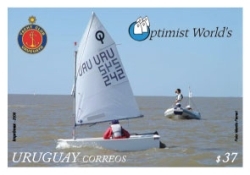 Fotografía de un velero Optimist en el agua, junto al logo de Optimist World´s.
