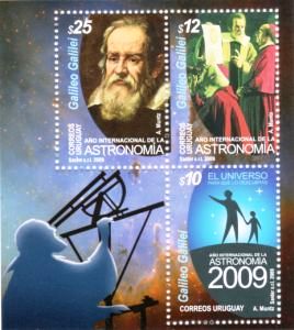 La imagen central de un astrónomo observando el cosmos dirige la mirada hacia tres sellos: el logo del Año Internacional de la Astronomía 2009, el rostro de Galileo Galilei y la demostración a Cardenales Inquisidores del Vaticano realizada por Galileo.