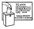 Ilustración de una mano depositando un sobre en una urna en blanco y negro.