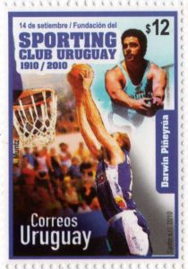 Fotografía de un basquetbolista vestido con la camiseta del club y otro deportista.