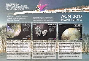 La hoja filatélica se compone por tres sellos y en ella se puede observar la estela producida por un meteoro en su pasaje atmosférico. En el primer sello se visualiza en la imagen del planeta enano Ceres. En el sello central se aprecia la imagen del cometa 67P/ Churyumov-Gerasimenko. El tercer sello esta compuesto por la imagen del planeta enano Plutón.