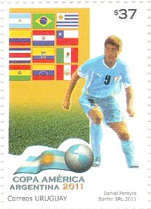 Banderas de los países participantes y jugador con camiseta de Uruguay.