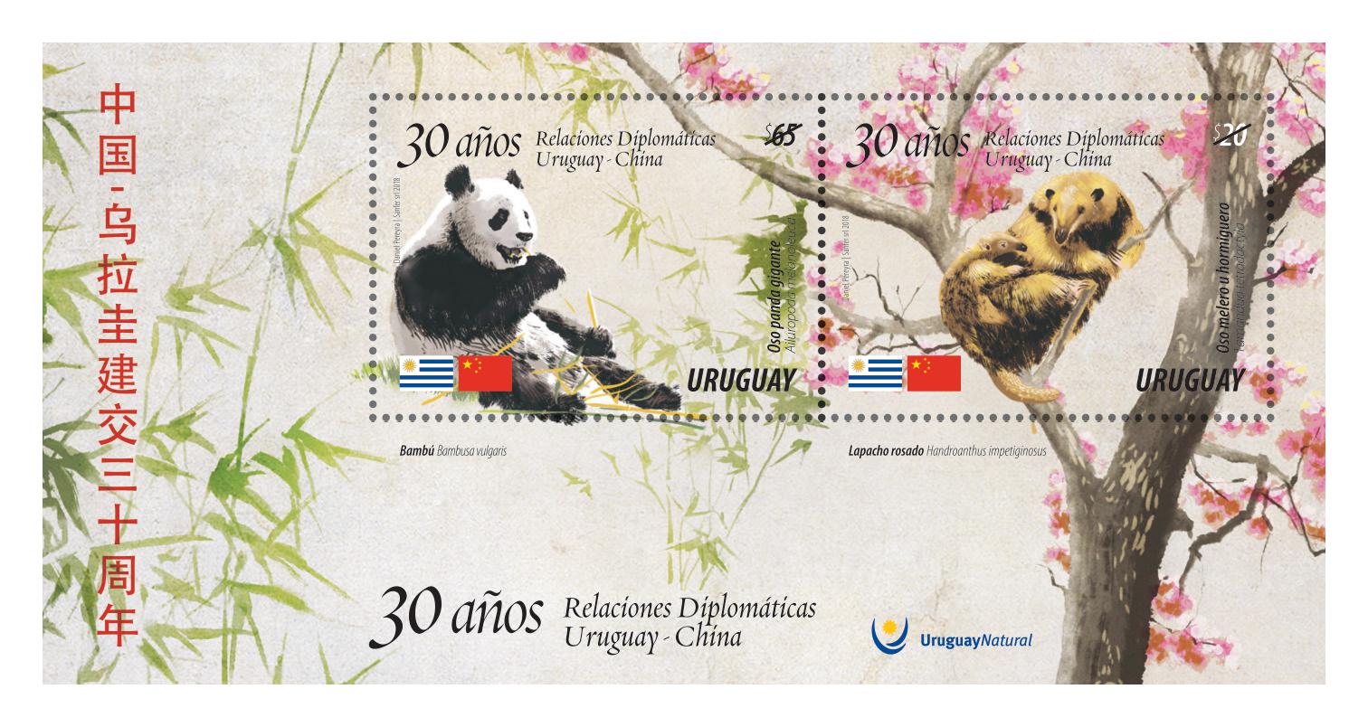 En la imagen se puede ver a un oso panda gigante que come bambú, junto a un oso melero u hormiguero sentado sobre un árbol Lapacho Rosado.
