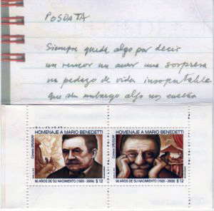 Escrito de Benedetti, junto a dos sellos con ilustraciones del rostro Mario Benedetti