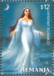 Figura ilustrada de la Diosa Iemanja, en la noche, con el agua de de fondo.