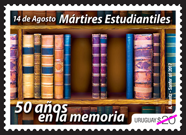 Libros en una estantería con espacios vacíos.