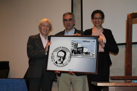 El Director del IMERL, Dr. Marcelo Lanzilota, junto a la decana de Facultad de Ingeniería, Dra. Ing. María Simon, y la presidenta de Correo Uruguayo, Sra. María Solange Moreira Díaz.