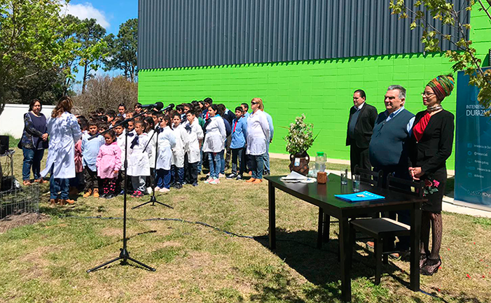 Autoridades presentes y escolares de San Jorge