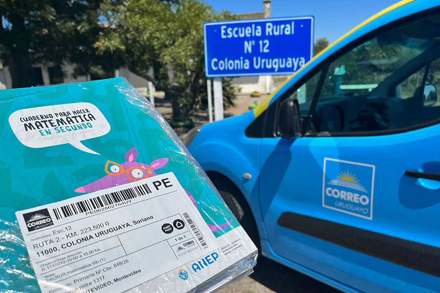 Libros de ANEP, camioneta de Correo Uruguayo y cartel de escuela de Soriano