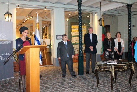 Autoridades presentes en el lanzamiento de la hoja filatélica.