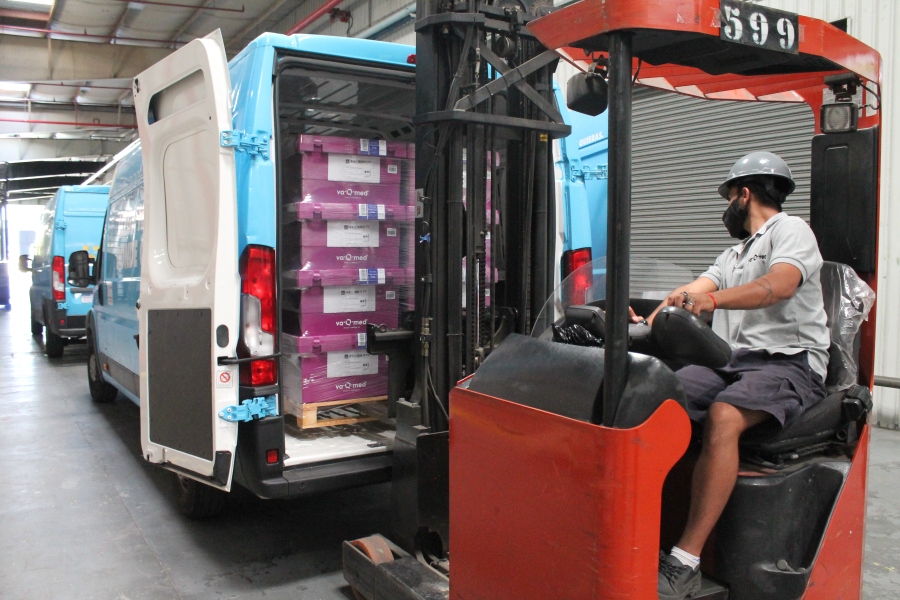 Carga de las cajas térmicas en camioneta de Correo Uruguayo
