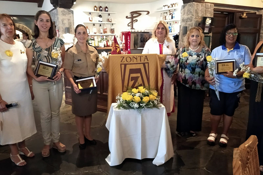 Representantes de Zonta Maldonado - Punta del Este junto a mujeres homenajeadas durante el acto