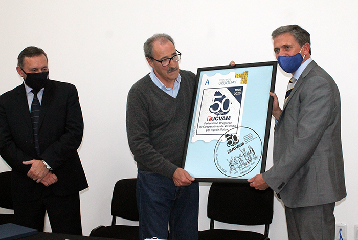 Autoridades descubriendo la reproducción del sello.