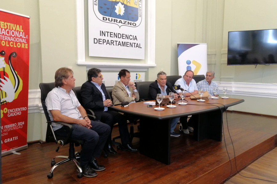 Lanzamiento del sello conmemorativo por el 50º aniversario del Festival Nacional e Internacional de Folklore de Durazno